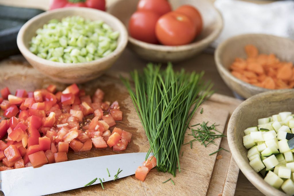ciboulette et tomate meilleures herbes aromatiques ciboulette
